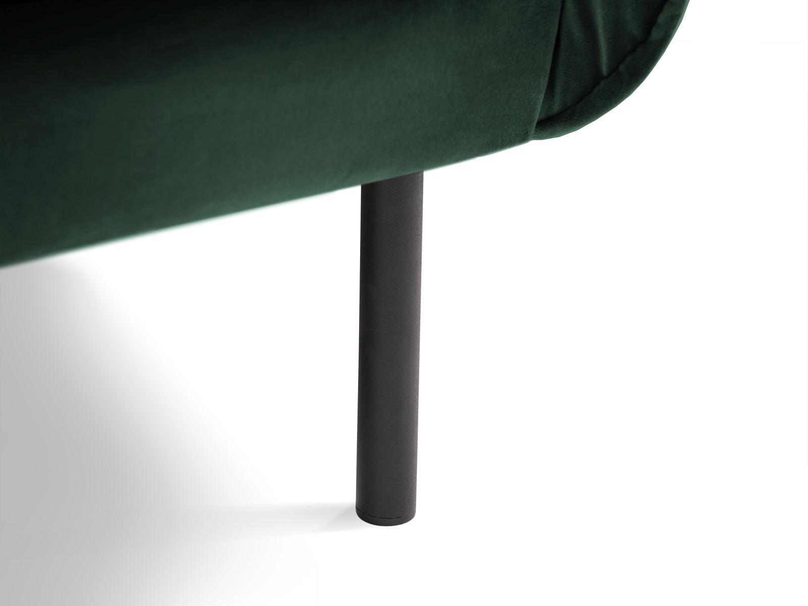 Genießen Sie den Vienna Velour Sessel 94cm von Cosmopolitan Design – ein elegantes, komfortables Möbelstück, das jeden Raum aufwertet.