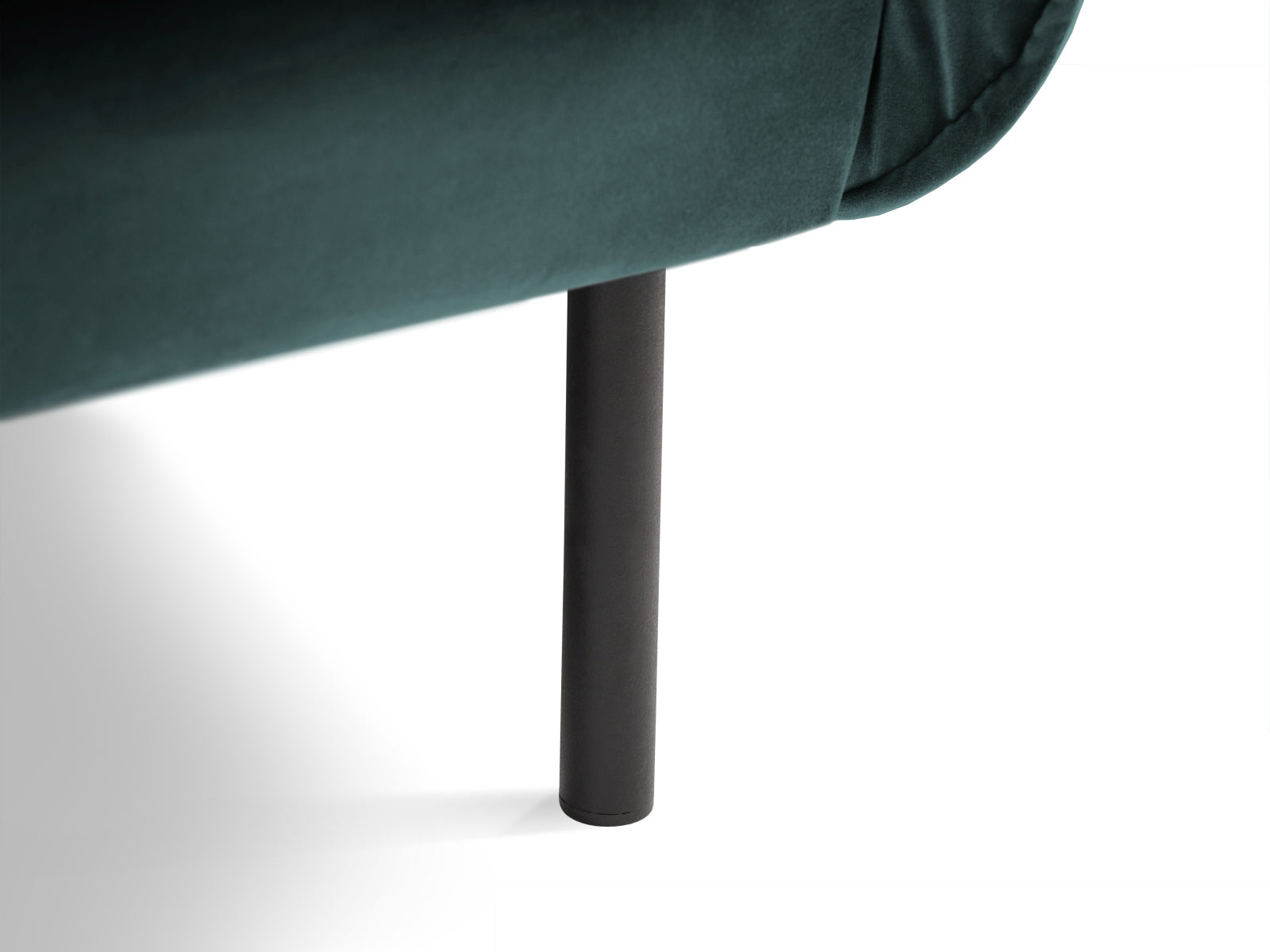 Genießen Sie den Vienna Velour Sessel 94cm von Cosmopolitan Design – ein elegantes, komfortables Möbelstück, das jeden Raum aufwertet.