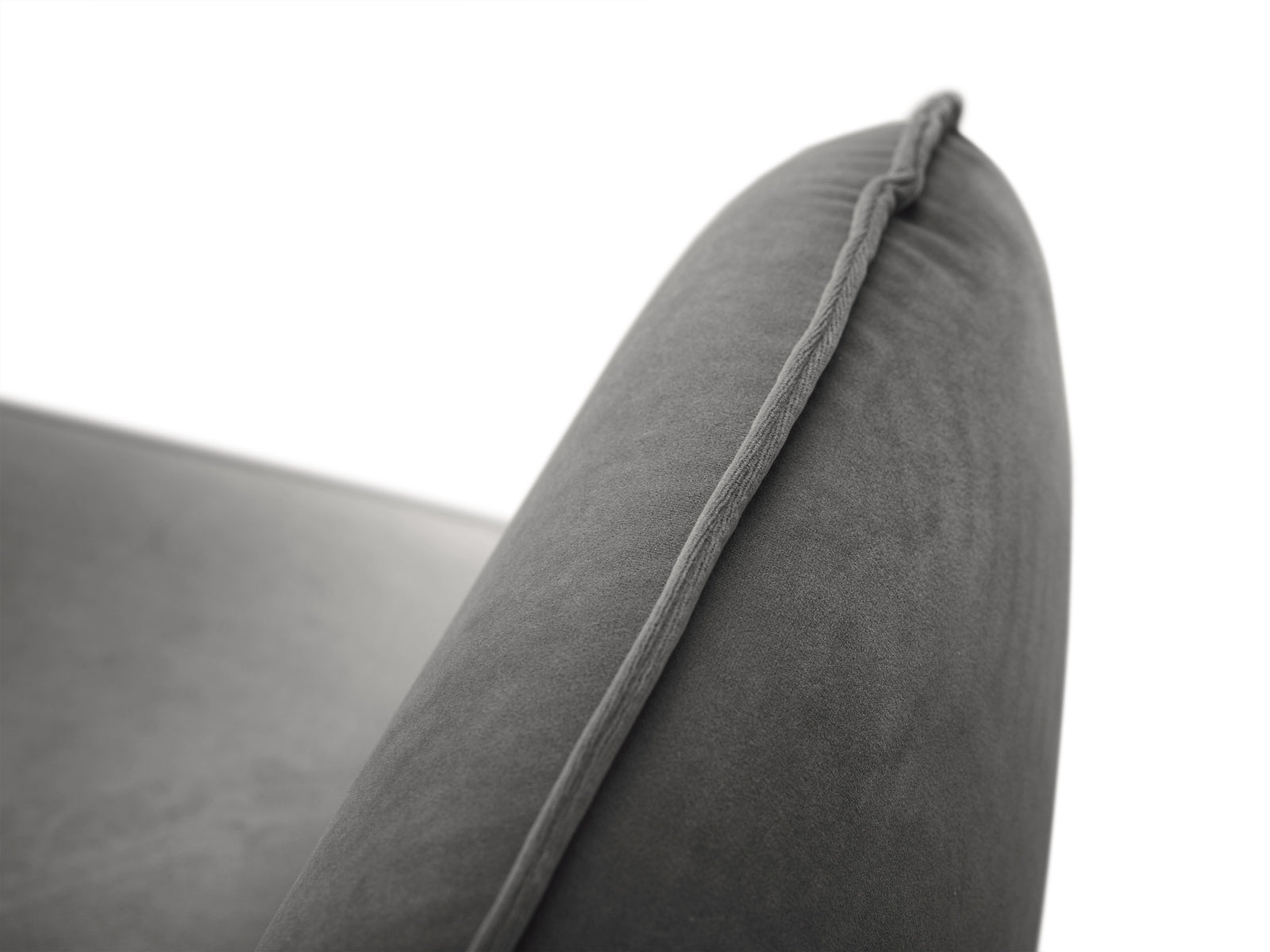 Erleben Sie den Vienna Velour Sessel 94cm von Cosmopolitan Design – ein luxuriöses Möbelstück, das Stil und Komfort in Ihr Zuhause bringt.