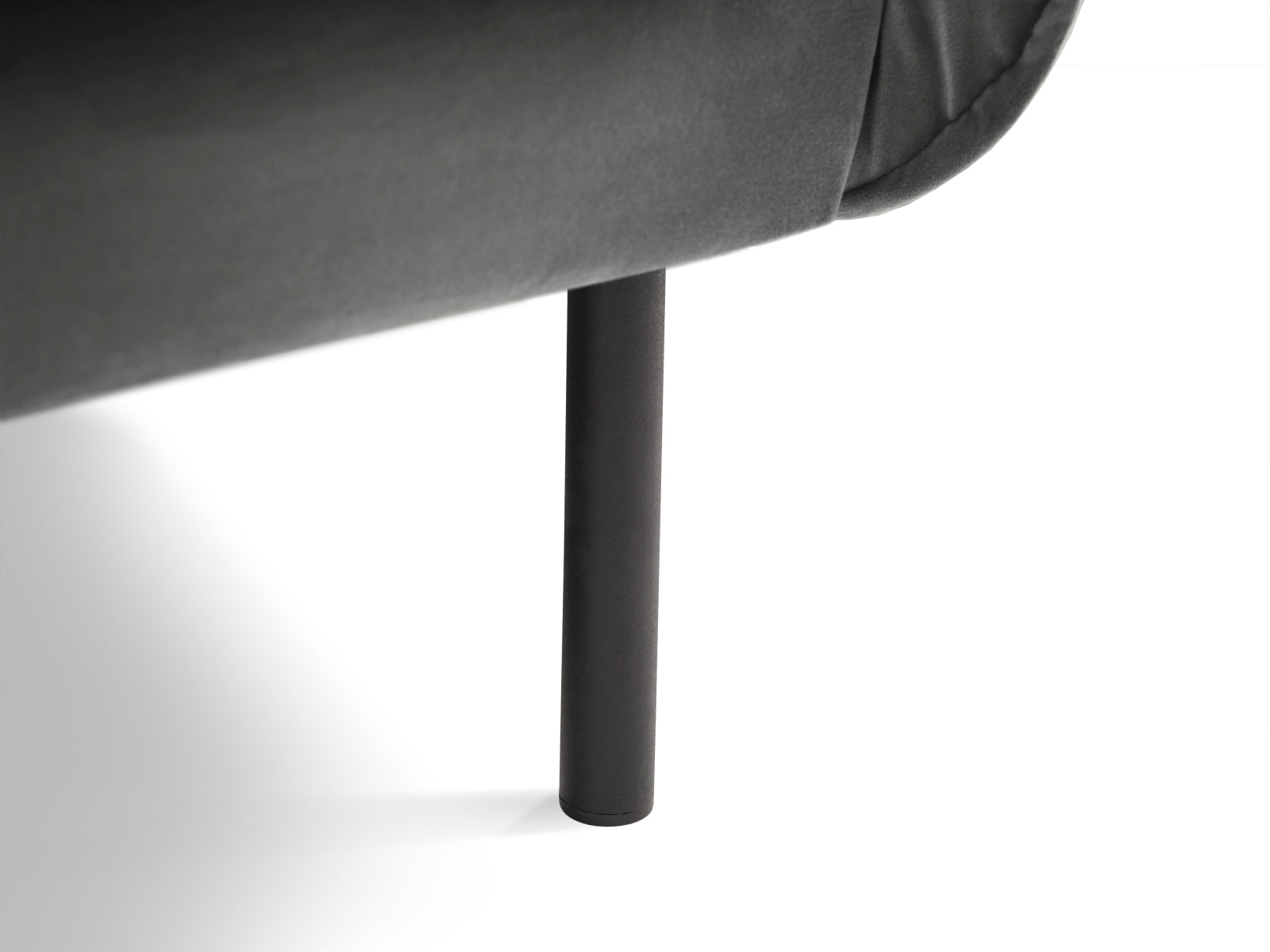 Genießen Sie den Vienna Velour Sessel 94cm von Cosmopolitan Design – ein elegantes, komfortables Möbelstück, das jeden Raum aufwertet.