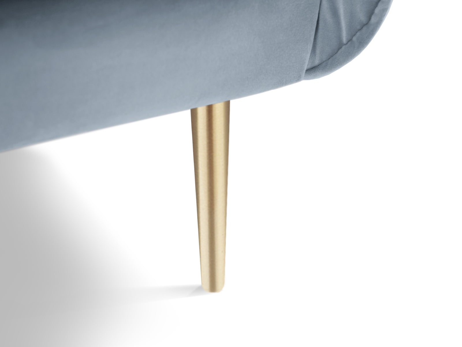 Genießen Sie den Vienna Velour Sessel 94cm von Cosmopolitan Design – ein elegantes, komfortables Möbelstück, das jeden Raum aufwertet.