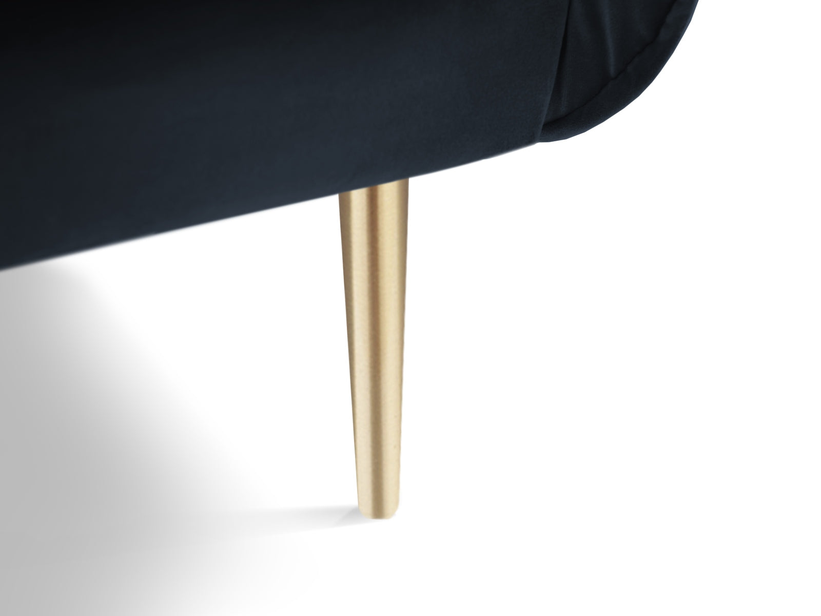 Genießen Sie den Vienna Velour Sessel 94cm von Cosmopolitan Design – ein elegantes, komfortables Möbelstück, das jeden Raum aufwertet.