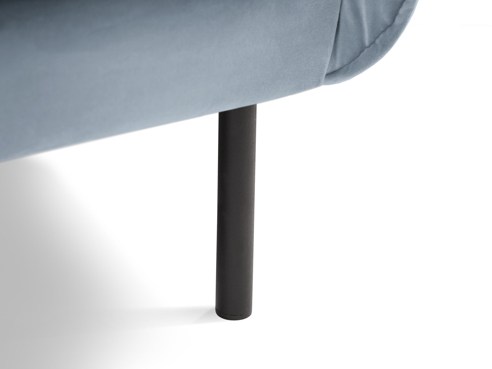 Genießen Sie den Vienna Velour Sessel 94cm von Cosmopolitan Design – ein elegantes, komfortables Möbelstück, das jeden Raum aufwertet.