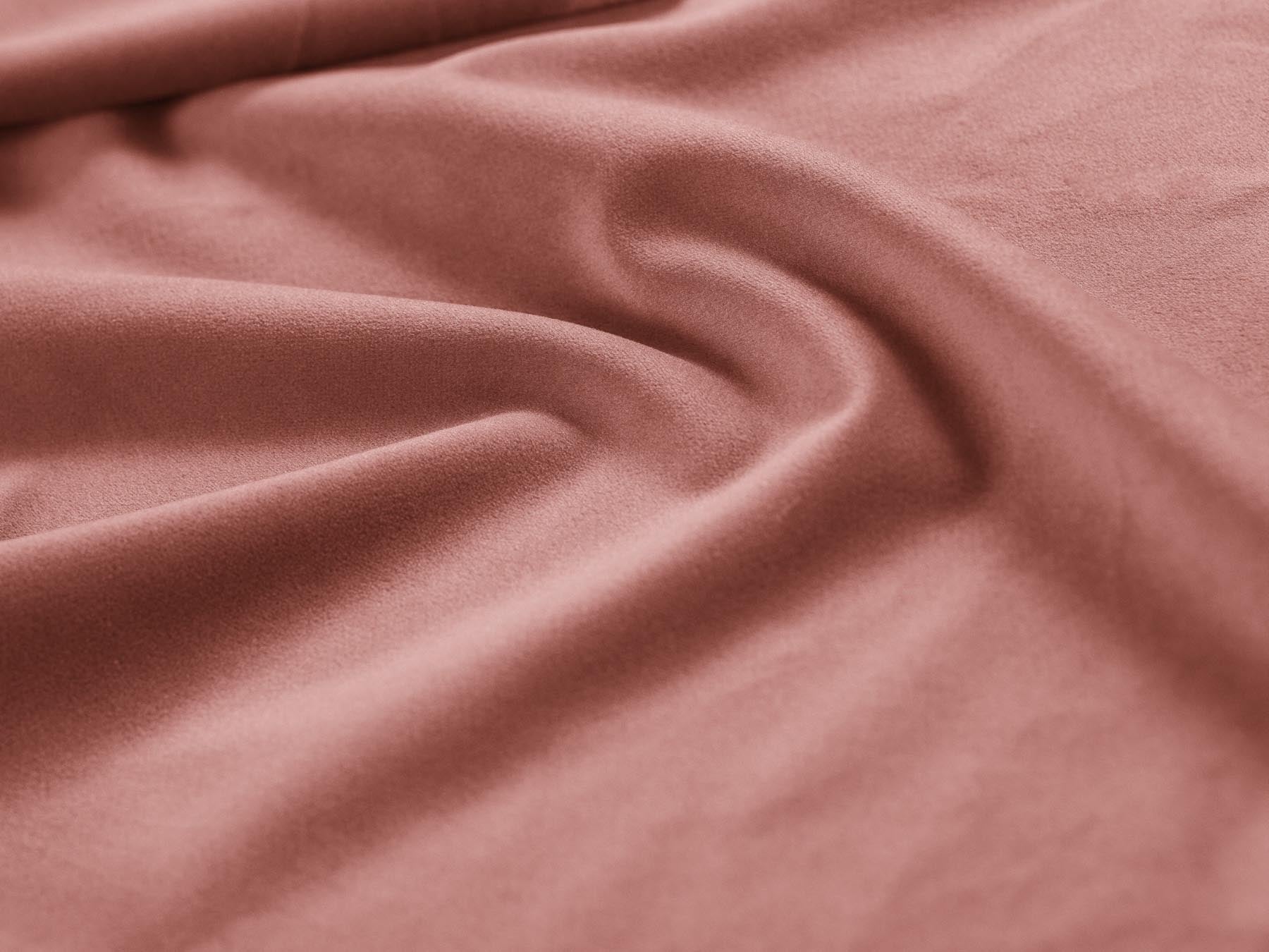 Stylisches Livigno Bett mit 180 cm hohem Kopfteil und integriertem Stauraum in Pink-Bluvel, perfekt für ein elegantes Schlafzimmer.
