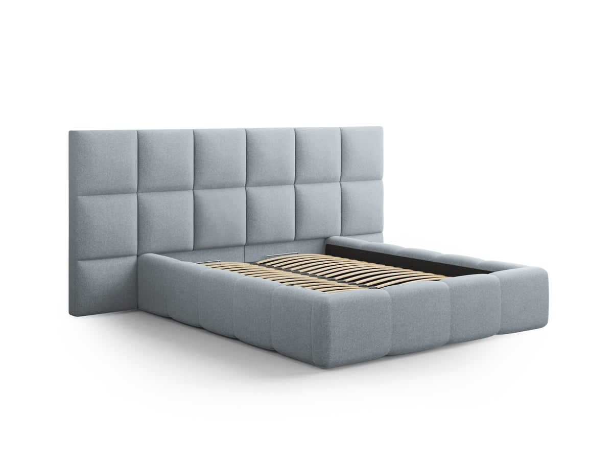 Livigno Bett 180x200 cm in Cold Light Grey mit gepolstertem Doppel-Kopfteil, Metallrahmen, Sperrholzlatten und Stauraum-Bettkasten.