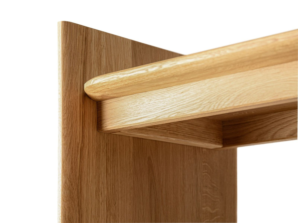Bücherregal Toledo in Natural Oak-Wood mit mehreren Holzfächern, Holzbeinen und klarer, geradliniger Formgebung, freistehend fotografiert.