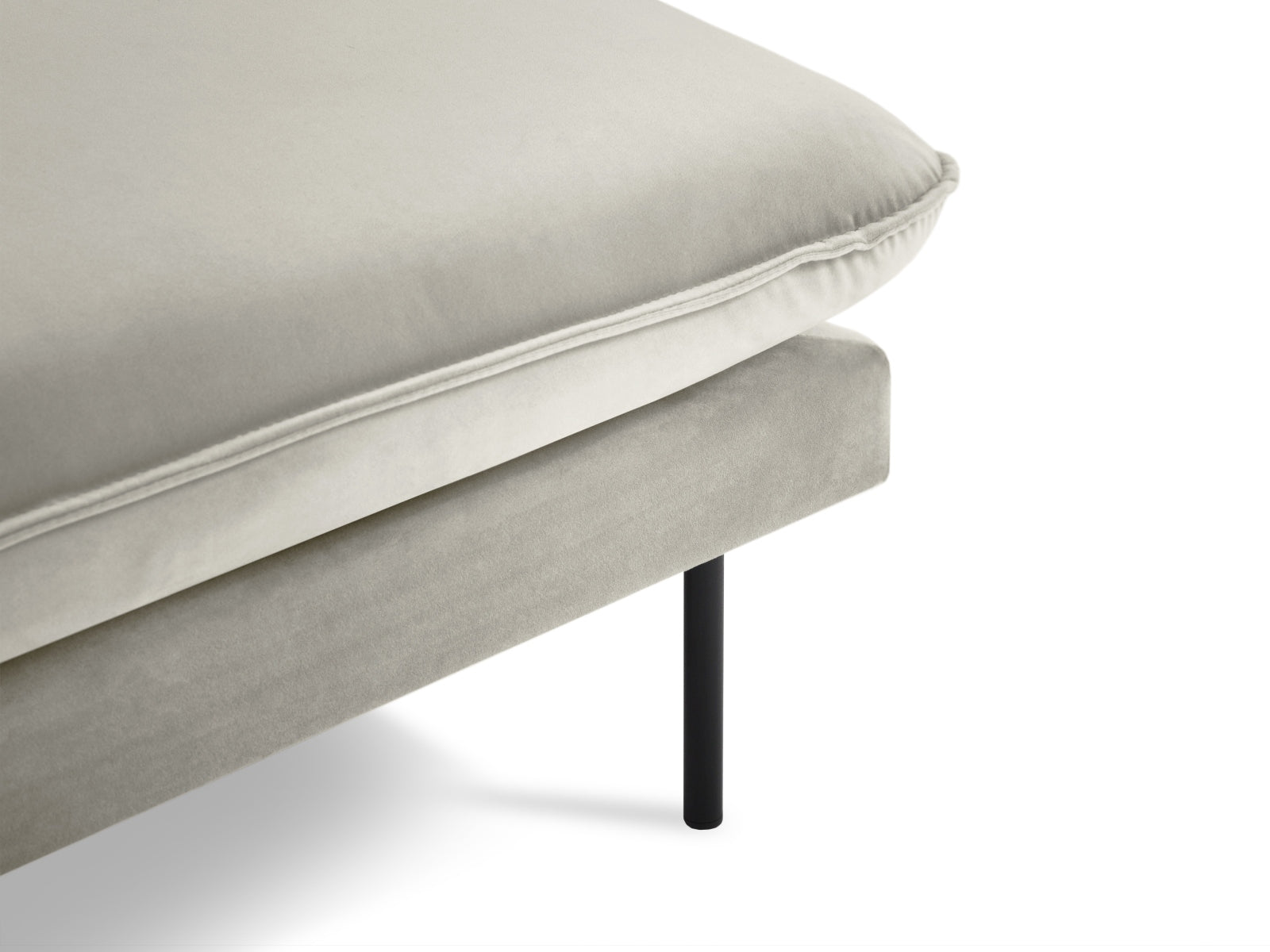 Luxuriöses Vienna Velour Sofa Chaise Lounge rechts 110cm von Cosmopolitan Design. Perfekt für Ihr Zuhause, vereint es Eleganz und Funktionalität.