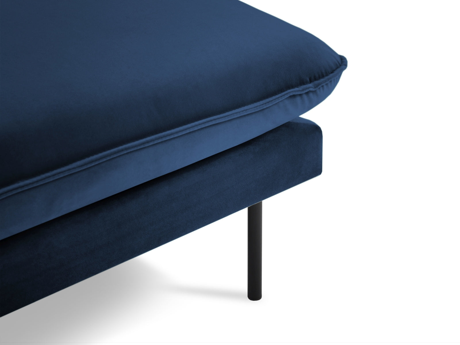 Stilvolles Vienna Velour Sofa Chaise Lounge rechts 110cm von Cosmopolitan Design. Perfekte Kombination aus Komfort und Eleganz für Ihr modernes Zuhause.