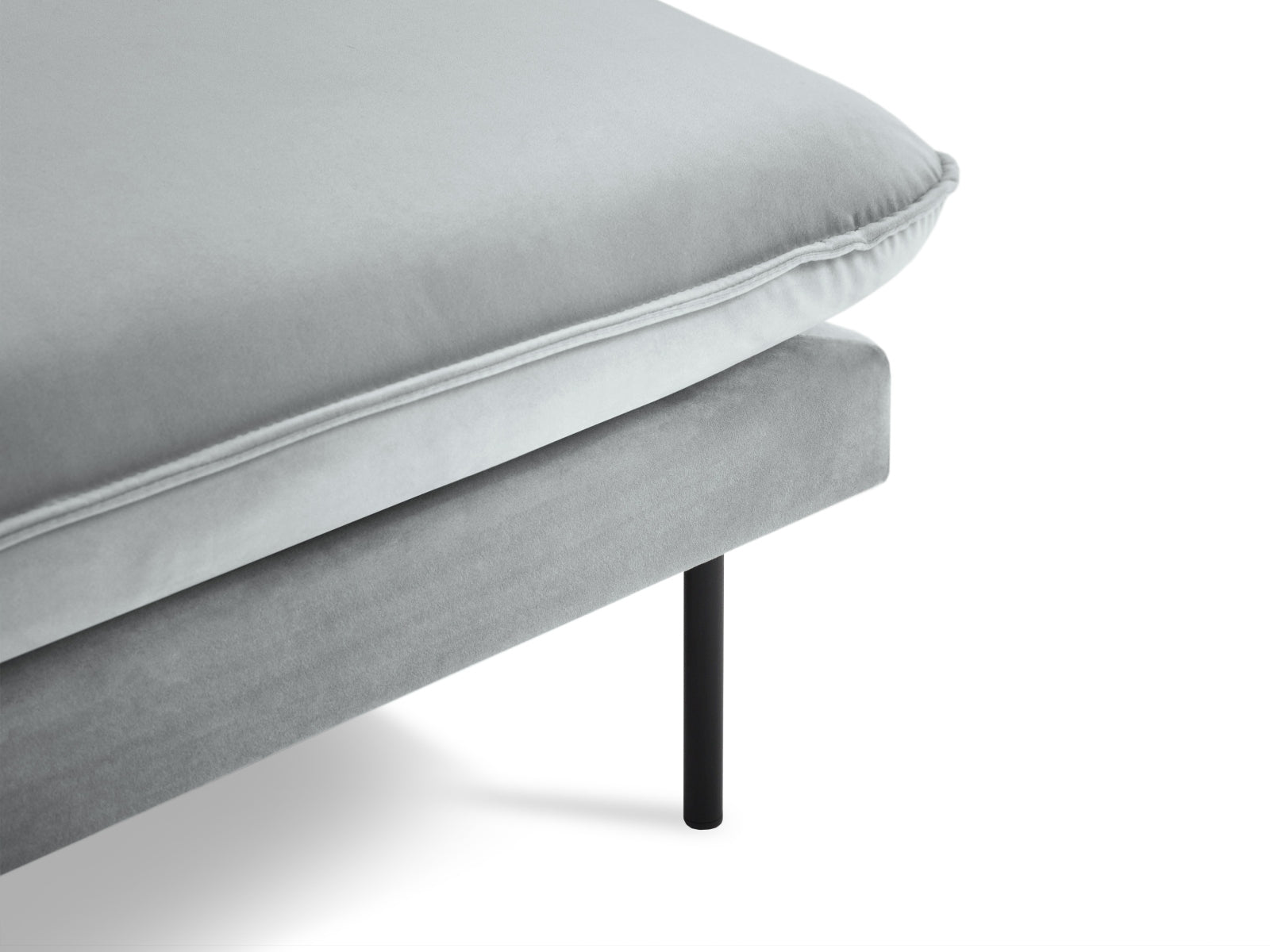Luxuriöses Vienna Velour Sofa Chaise Lounge rechts 110cm von Cosmopolitan Design. Perfekt für Ihr Zuhause, vereint es Eleganz und Funktionalität.