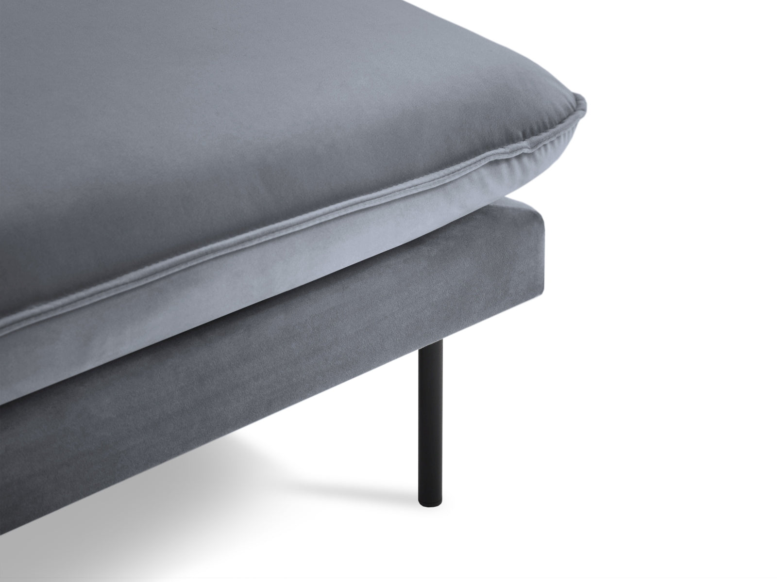 Stilvolles Vienna Velour Sofa Chaise Lounge rechts 110cm von Cosmopolitan Design. Perfekte Kombination aus Komfort und Eleganz für Ihr modernes Zuhause.