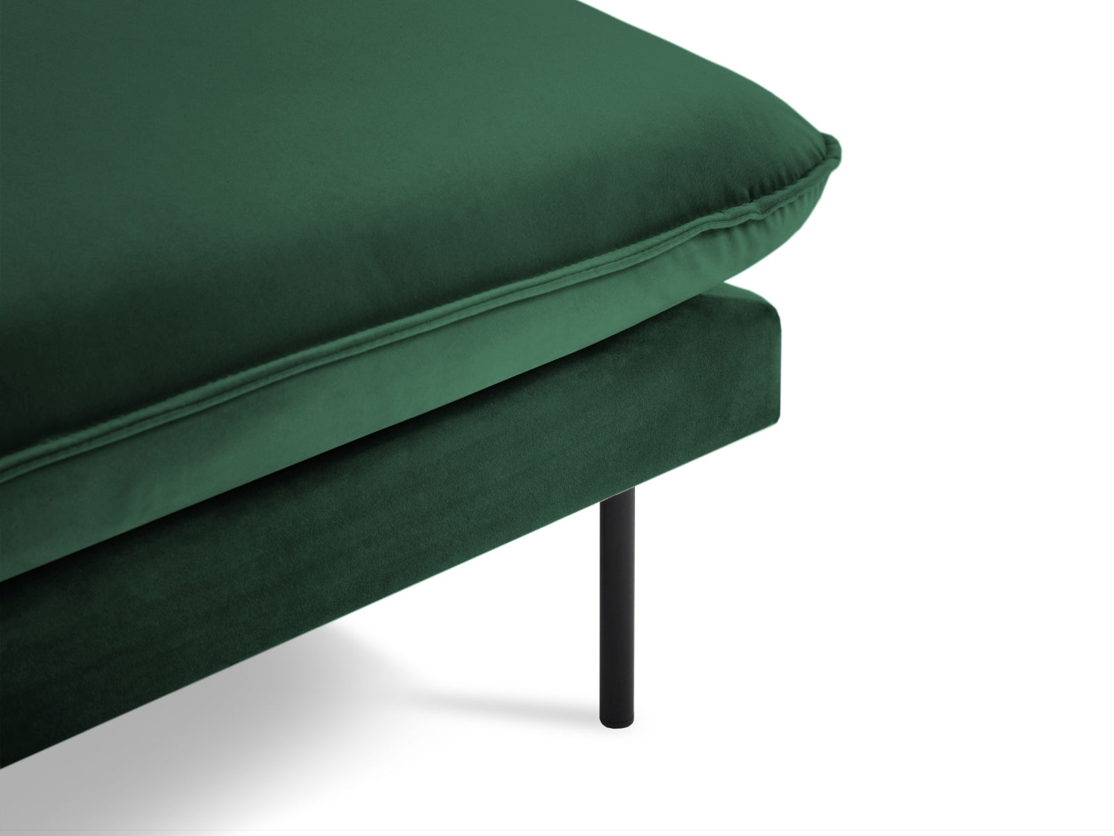Stilvolles Vienna Velour Sofa Chaise Lounge rechts 110cm von Cosmopolitan Design. Perfekte Kombination aus Komfort und Eleganz für Ihr modernes Zuhause.