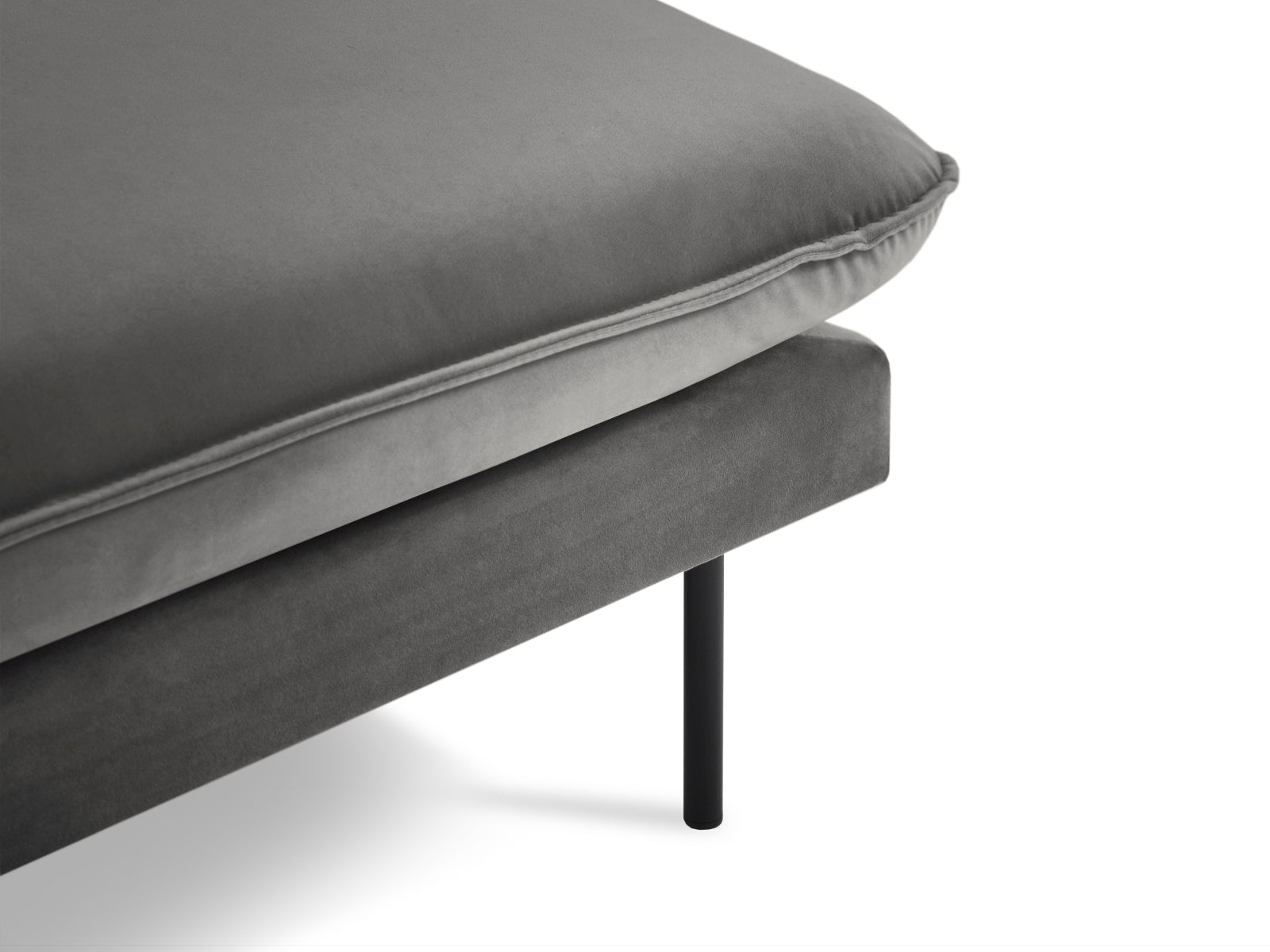 Luxuriöses Vienna Velour Sofa Chaise Lounge rechts 110cm von Cosmopolitan Design. Perfekt für Ihr Zuhause, vereint es Eleganz und Funktionalität.