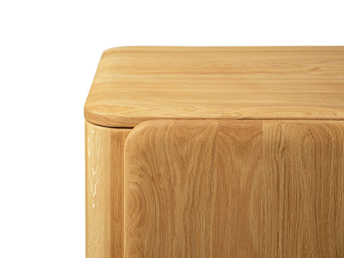 Kommode Toledo 45cm von Cosmopolitan Design in Natural Oak-Wood, mit Holzbeinen, mehreren Fachböden und zwei Türen, Masse 160x45x76cm.