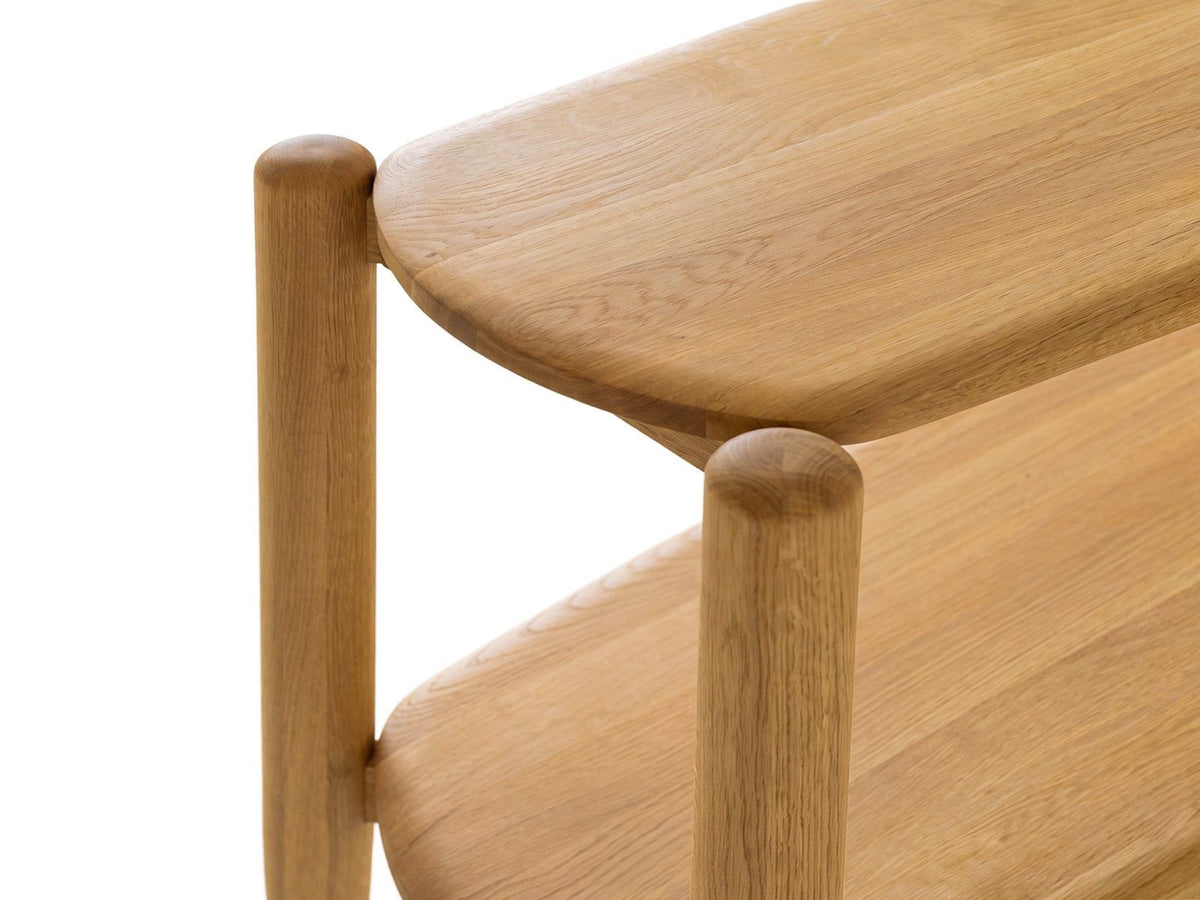 Konsole aus massivem Eichenholz mit sichtbaren Ästen und Maserung, Holzbeinen und zwei Regalböden, Farbe Natural Oak-Wood, Ansicht von vorne.