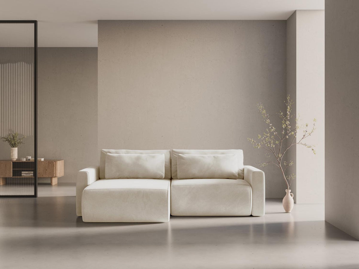 Belfast Ecksofa mit Schlaffunktion und Stauraum 3 Sitzer in Ivory-Magic Velvet präsentiert im Onlineshop von KAQTU Design AG. L-Sofa links ist von Cosmopolitan Design