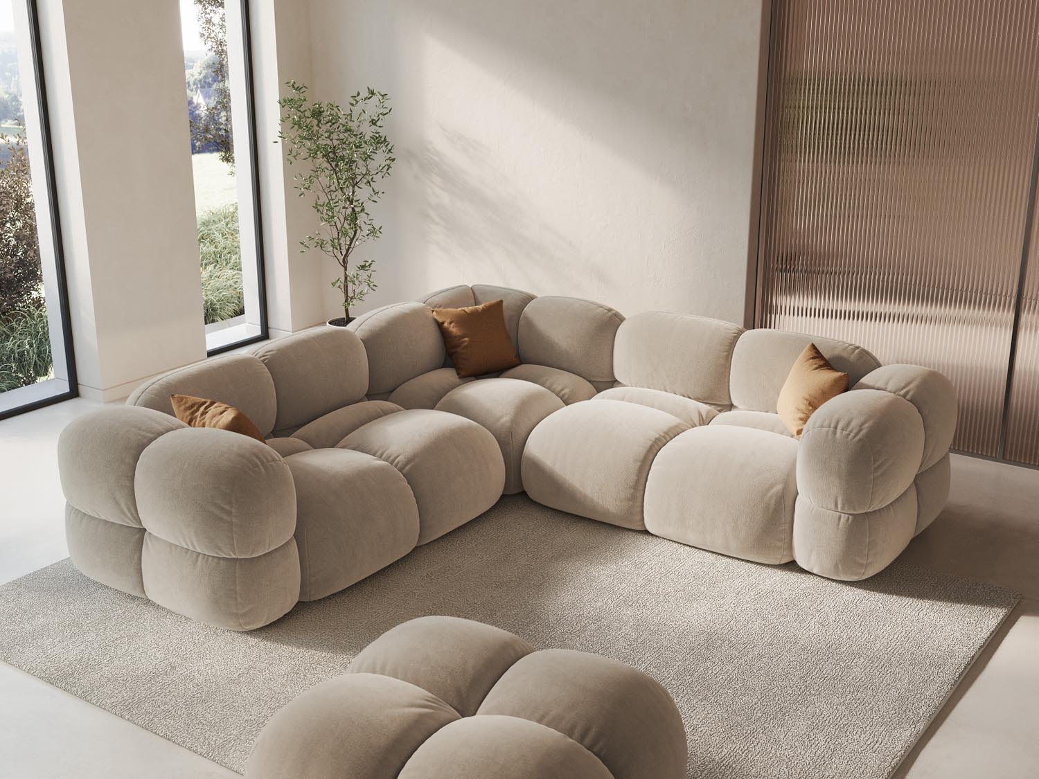 Elegantes Loretto Velour Ecksofa in Light Beige-Vogue, ideal für stilvolle Wohnräume, präsentiert in modernem Ambiente.