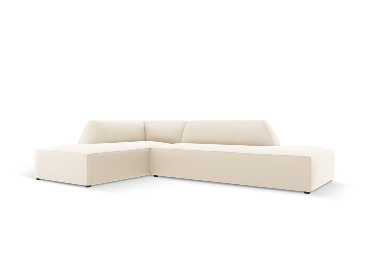 Modulares Ecksofa links Siena in Light Beige mit Kunstleder-ähnlichem Bezug, Récamiere, schwarzen Kunststoffbeinen und schlichter Rückenlehne.