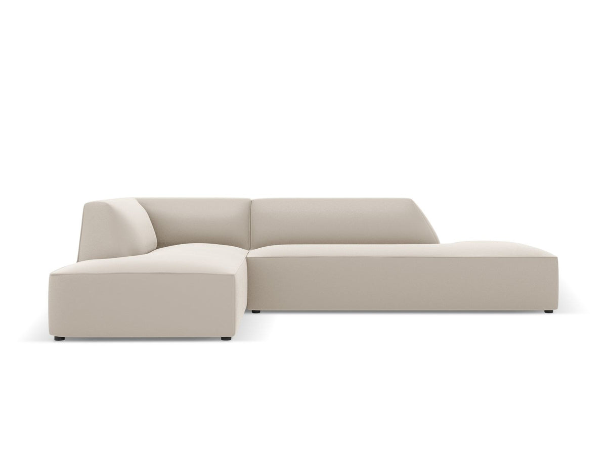Modulares Ecksofa links Siena in Light Beige mit Kunstleder-ähnlichem Bezug, Récamiere, schwarzen Kunststoffbeinen und schlichter Rückenlehne.