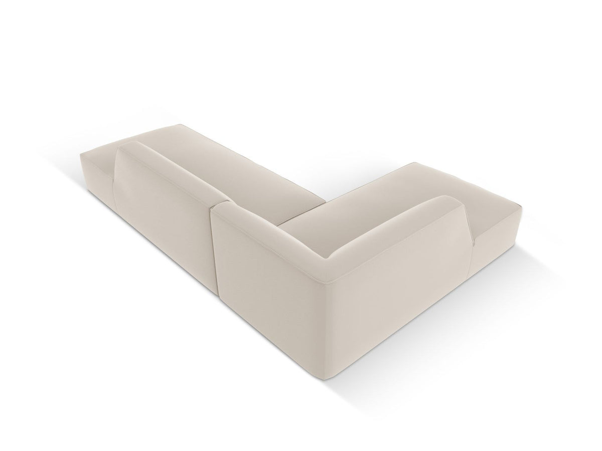 Modulares Ecksofa links Siena in Light Beige mit Kunstleder-ähnlichem Bezug, Récamiere, schwarzen Kunststoffbeinen und schlichter Rückenlehne.