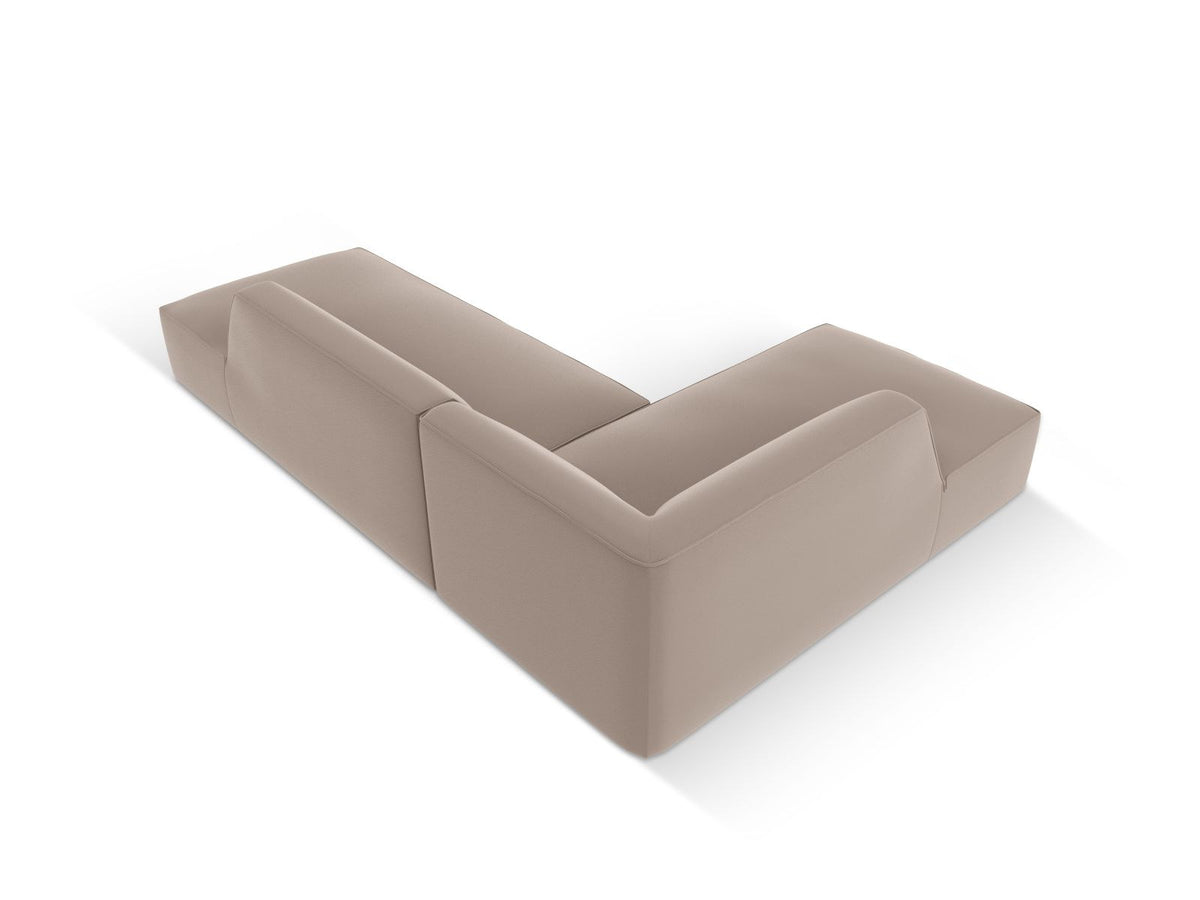 Modulares Ecksofa links Siena in Light Beige mit Kunstleder-ähnlichem Bezug, Récamiere, schwarzen Kunststoffbeinen und schlichter Rückenlehne.