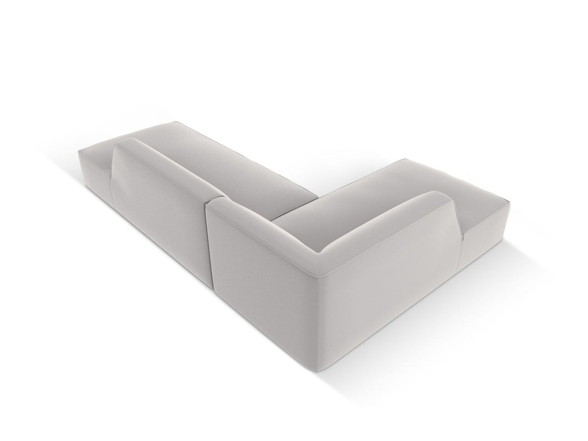 Modulares Ecksofa links Siena in Light Beige mit Kunstleder-ähnlichem Bezug, Récamiere, schwarzen Kunststoffbeinen und schlichter Rückenlehne.
