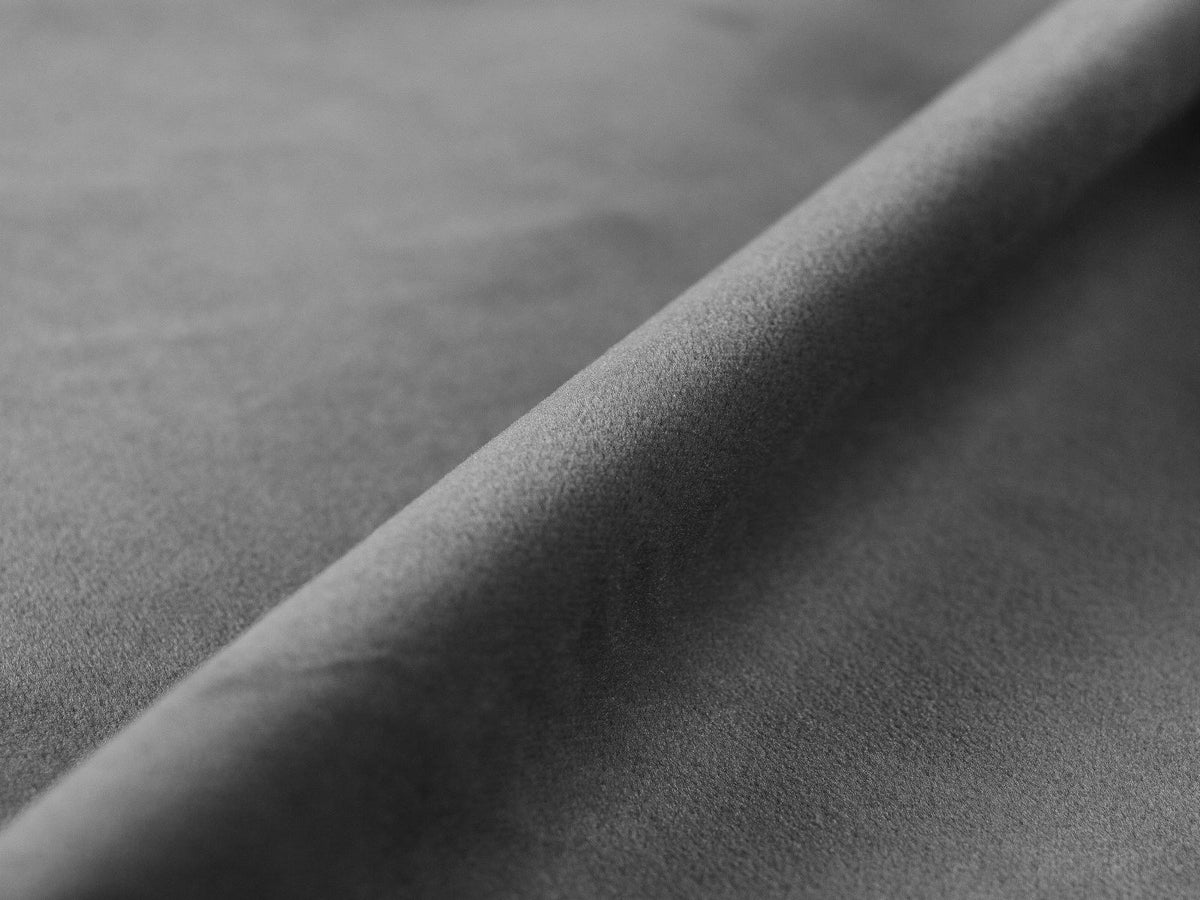 Ecksofa links von Cosmopolitan Design mit Samtbezug in Light Beige, massivem Holzrahmen und schwarzen Kunststoffbeinen, Modell Chicago.