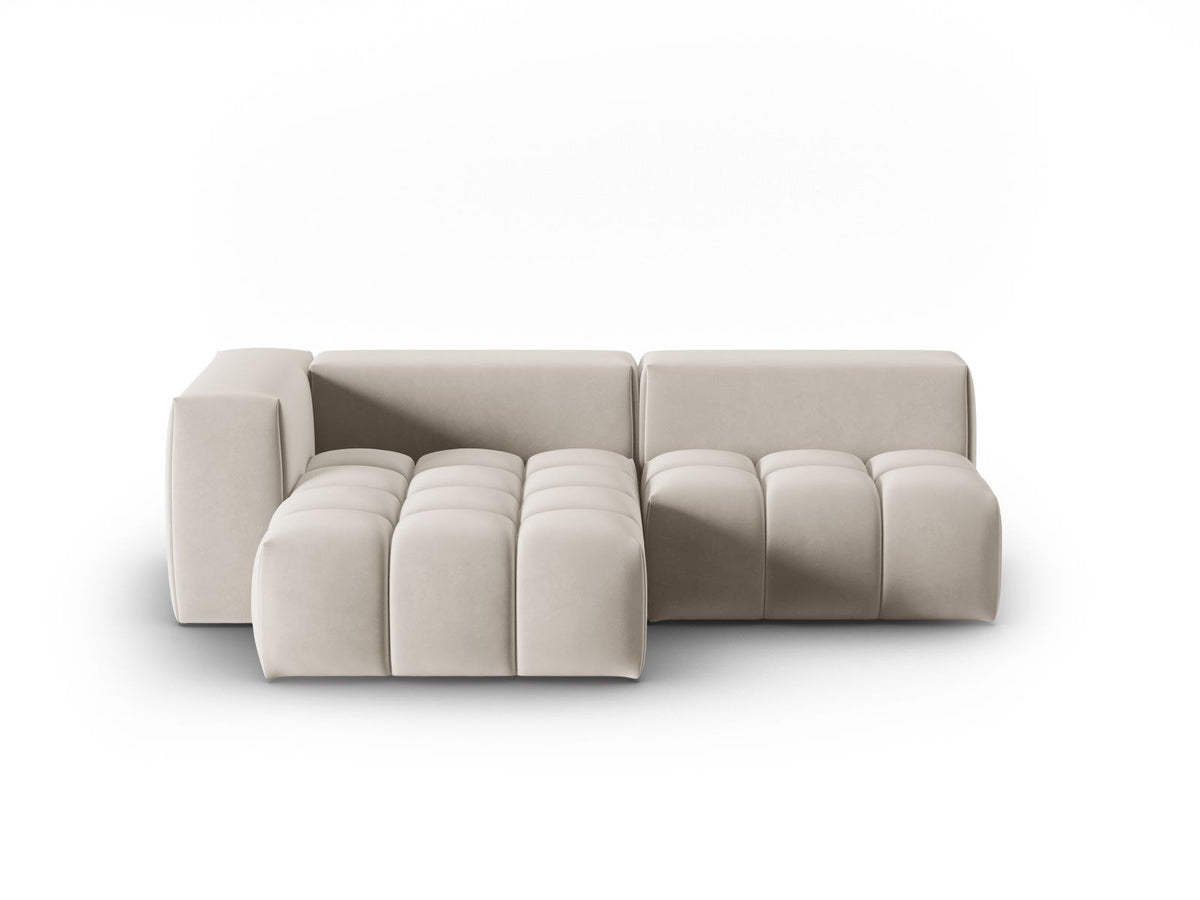 Modulares Ecksofa Verona in Sand-Casino Samt mit Massivholzrahmen, schwarzen Kunststoffbeinen und Récamiere, seitliche Ansicht.