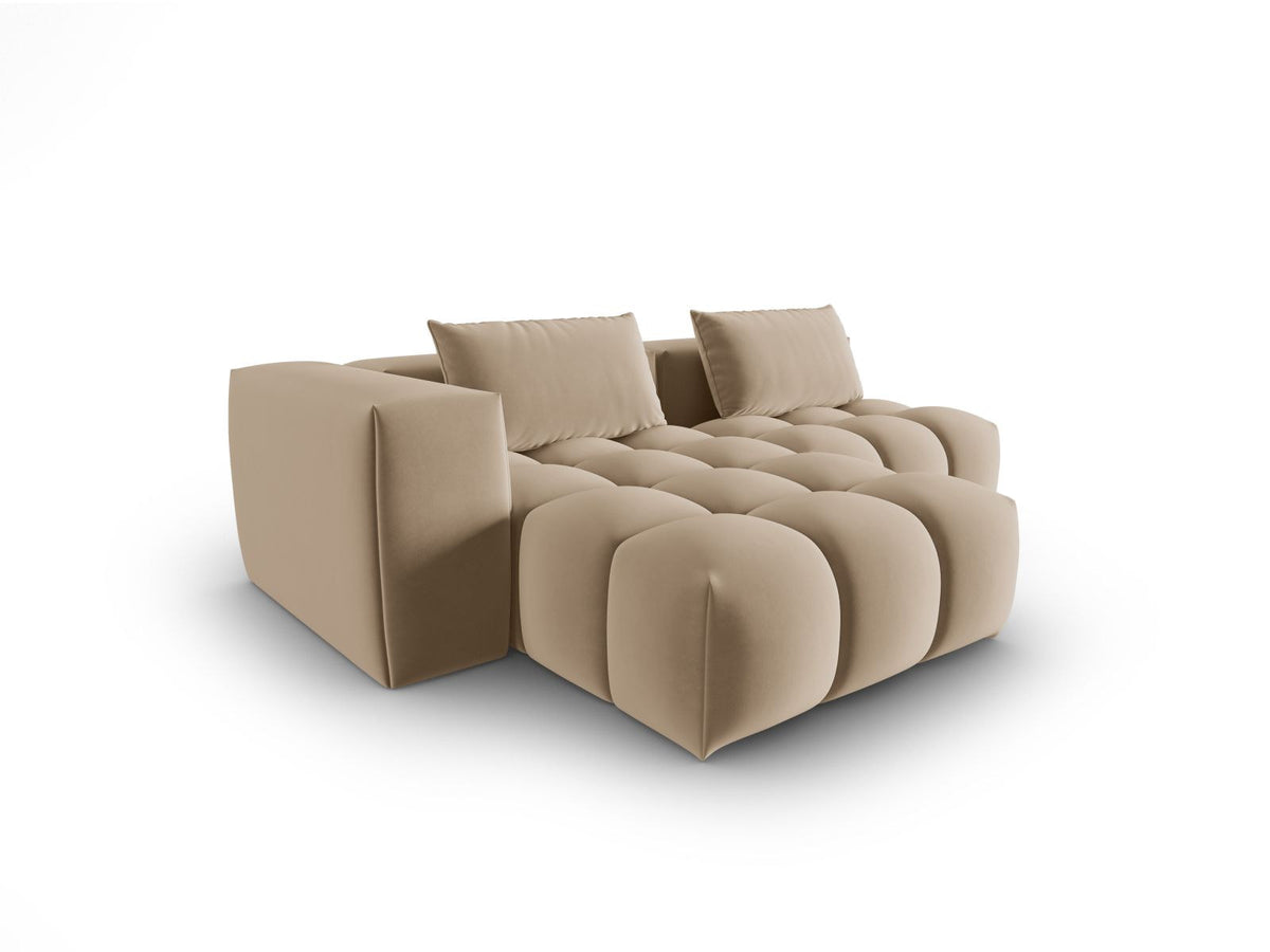 Modulares Ecksofa Verona in Sand-Casino Samt mit Massivholzrahmen, schwarzen Kunststoffbeinen und Récamiere, seitliche Ansicht.