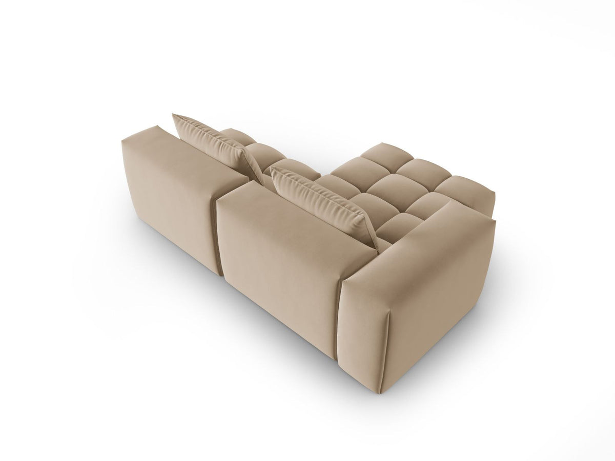 Modulares Ecksofa Verona in Sand-Casino Samt mit Massivholzrahmen, schwarzen Kunststoffbeinen und Récamiere, seitliche Ansicht.