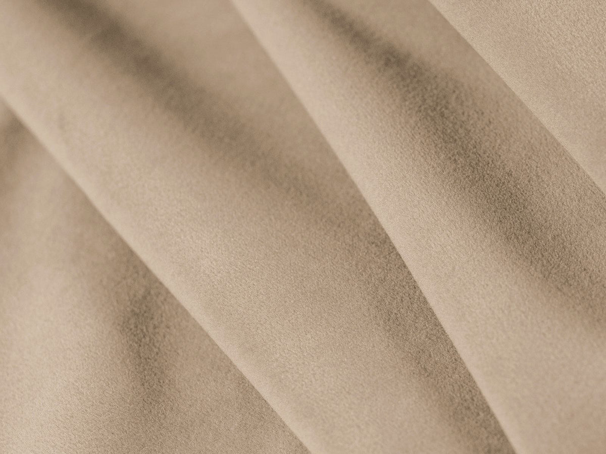 Modulares Ecksofa Verona in Sand-Casino Samt mit Massivholzrahmen, schwarzen Kunststoffbeinen und Récamiere, seitliche Ansicht.
