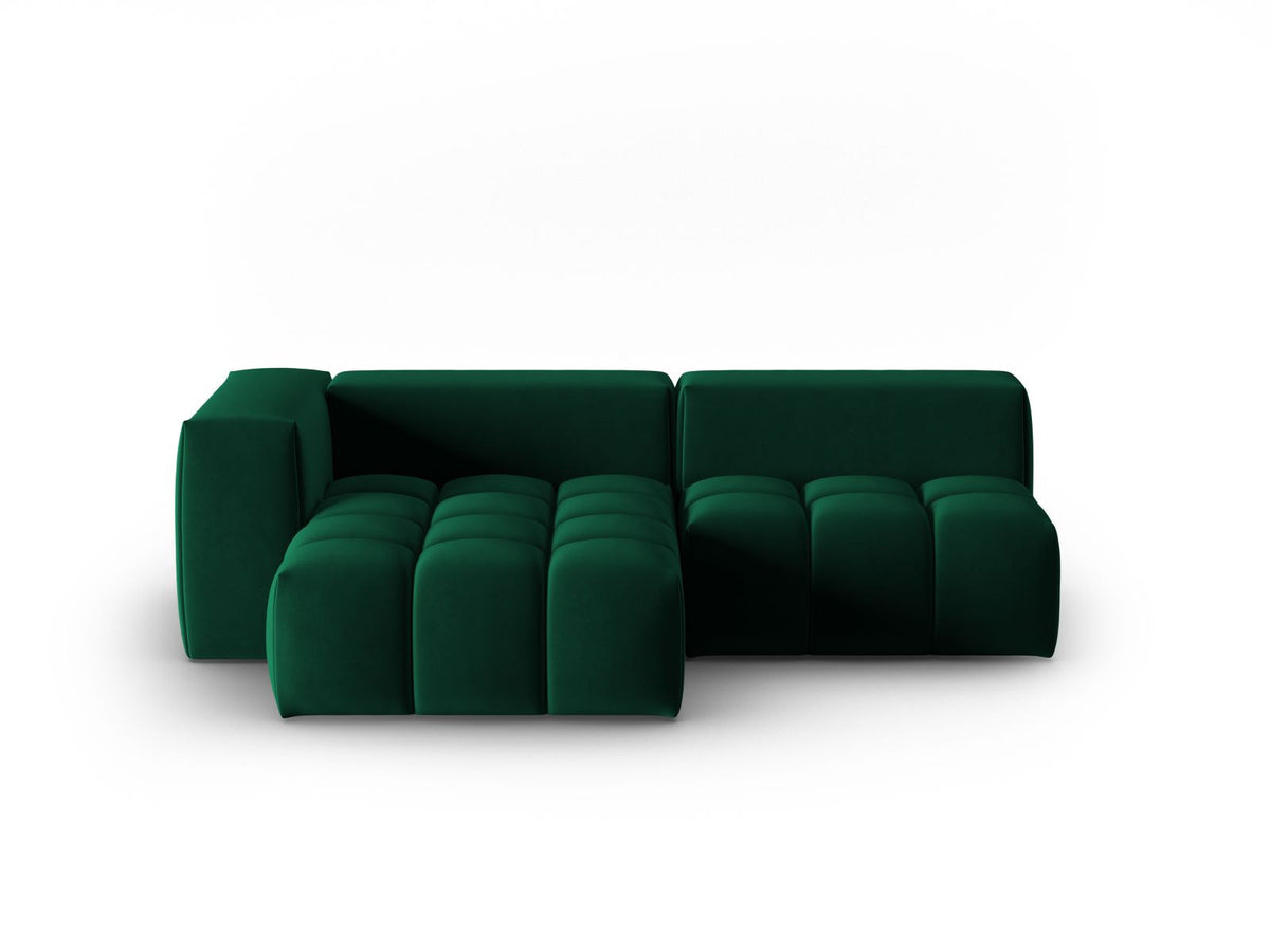 Modulares Ecksofa Verona in Sand-Casino Samt mit Massivholzrahmen, schwarzen Kunststoffbeinen und Récamiere, seitliche Ansicht.