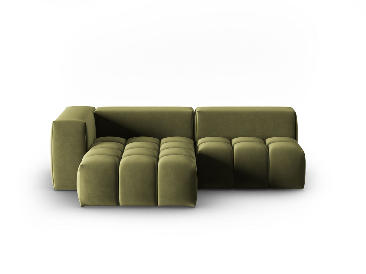 Modulares Ecksofa Verona in Sand-Casino Samt mit Massivholzrahmen, schwarzen Kunststoffbeinen und Récamiere, seitliche Ansicht.
