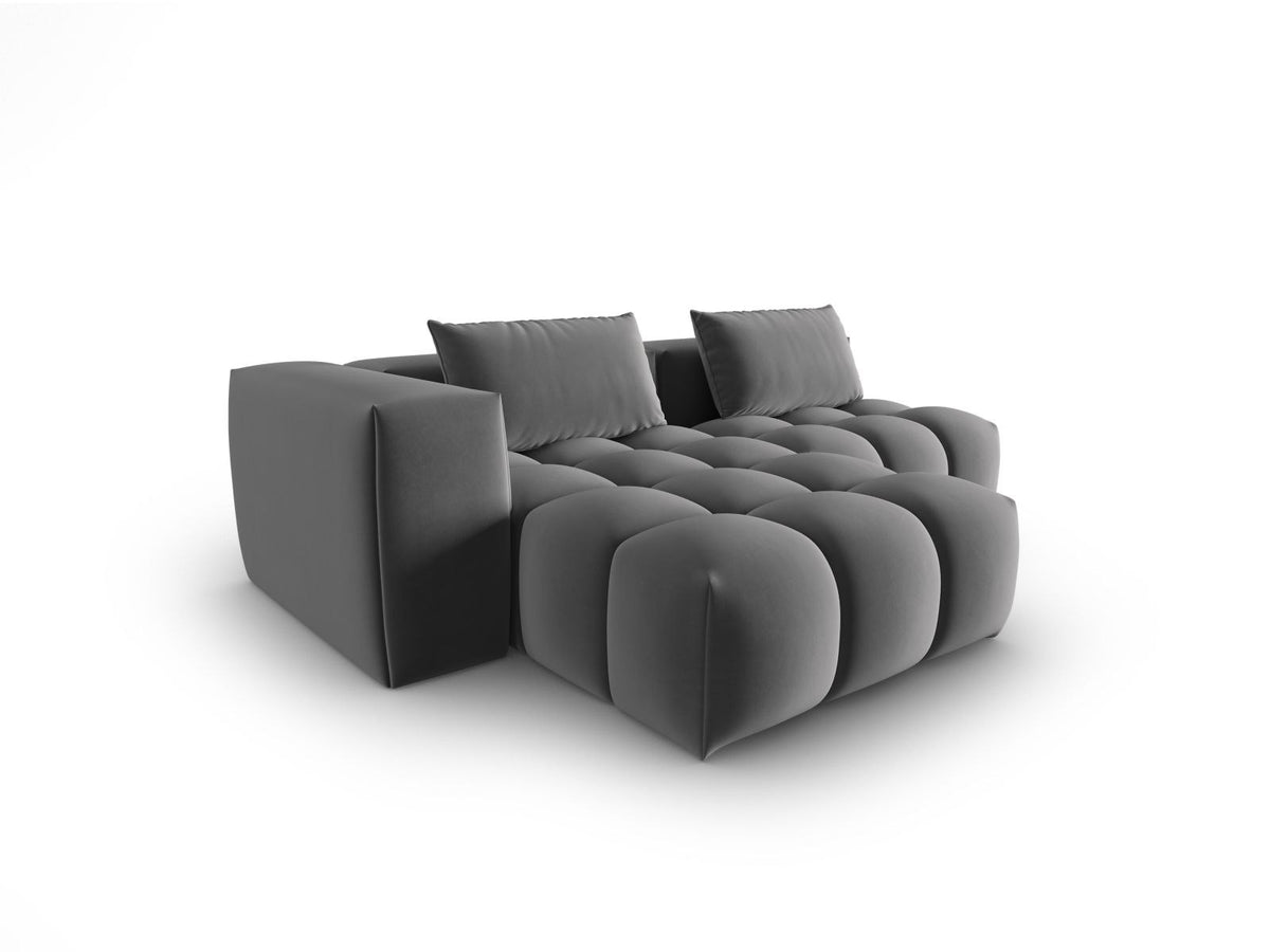 Modulares Ecksofa Verona in Sand-Casino Samt mit Massivholzrahmen, schwarzen Kunststoffbeinen und Récamiere, seitliche Ansicht.