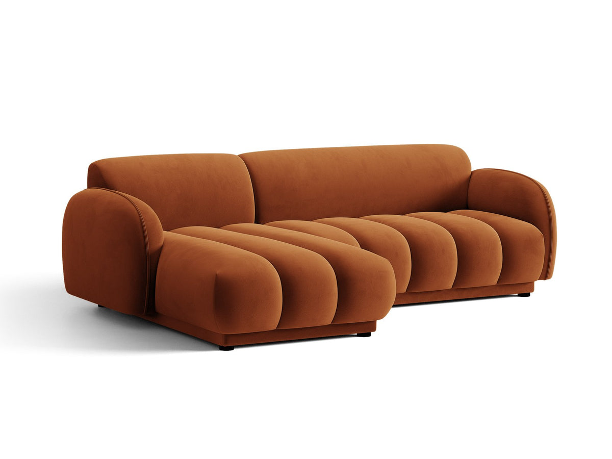 Bilbao Ecksofa links 3-Sitzer von Cosmopolitan Design in Light Beige-Casino Samtstoff, Holzrahmen, schwarze Kunststoffbeine, mit Récamiere.