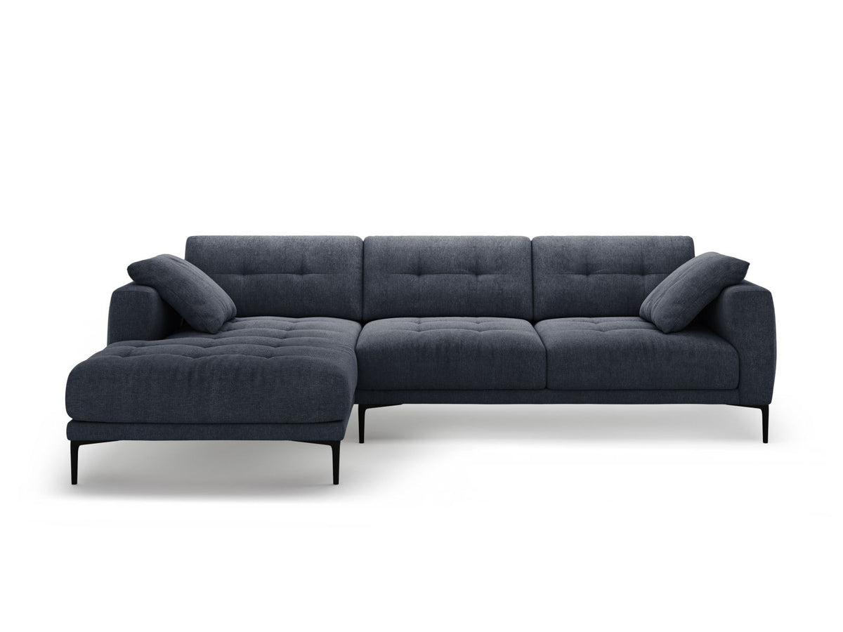 Beiges Ecksofa Lazio mit Récamiere links, Strukturstoff Sorella, schwarze Metallbeine, Massivholzrahmen, moderne Wohnzimmercouch.