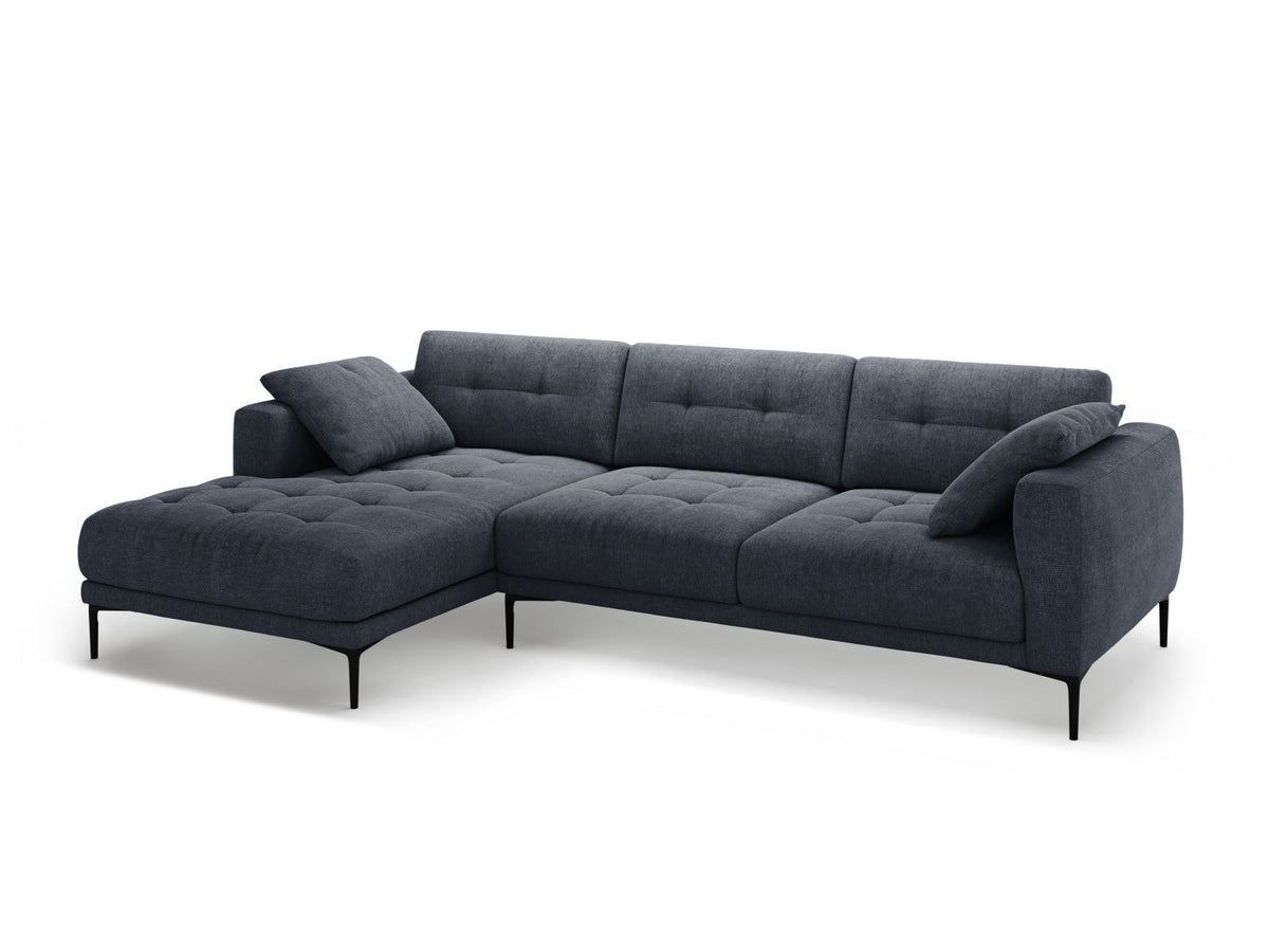 Beiges Ecksofa Lazio mit Récamiere links, Strukturstoff Sorella, schwarze Metallbeine, Massivholzrahmen, moderne Wohnzimmercouch.