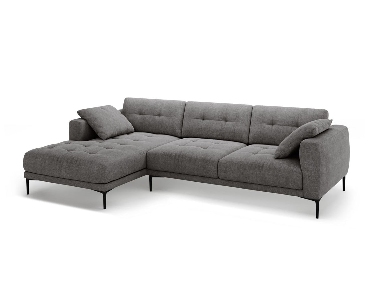 Beiges Ecksofa Lazio mit Récamiere links, Strukturstoff Sorella, schwarze Metallbeine, Massivholzrahmen, moderne Wohnzimmercouch.