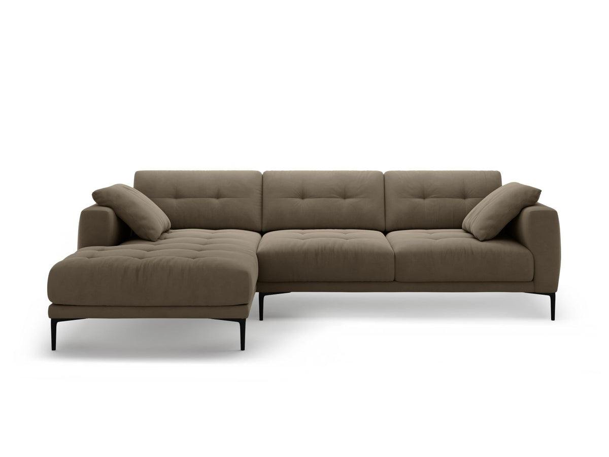 Ecksofa links Lazio mit beigem Samtstoff-Bezug, Massivholzrahmen und schwarzen Metallbeinen, Récamiere und niedriger Rückenlehne.
