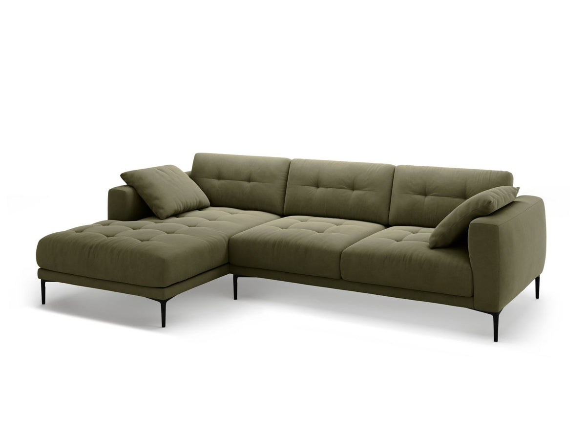 Ecksofa links Lazio mit beigem Samtstoff-Bezug, Massivholzrahmen und schwarzen Metallbeinen, Récamiere und niedriger Rückenlehne.