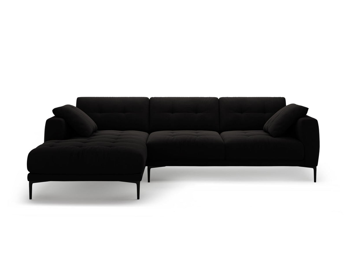 Ecksofa links Lazio mit beigem Samtstoff-Bezug, Massivholzrahmen und schwarzen Metallbeinen, Récamiere und niedriger Rückenlehne.