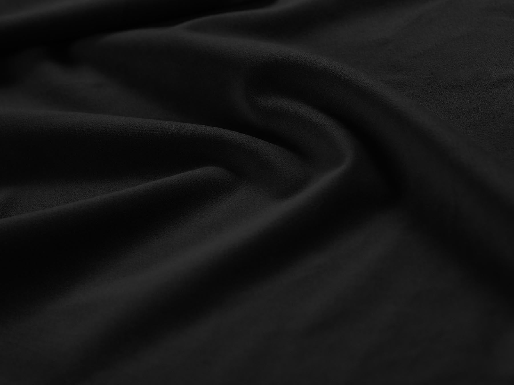Elegantes 3-Sitzer Ecksofa Treno in modernem Black-Bluvel, ideal für stilvolle Wohnräume und entspannte Stunden.