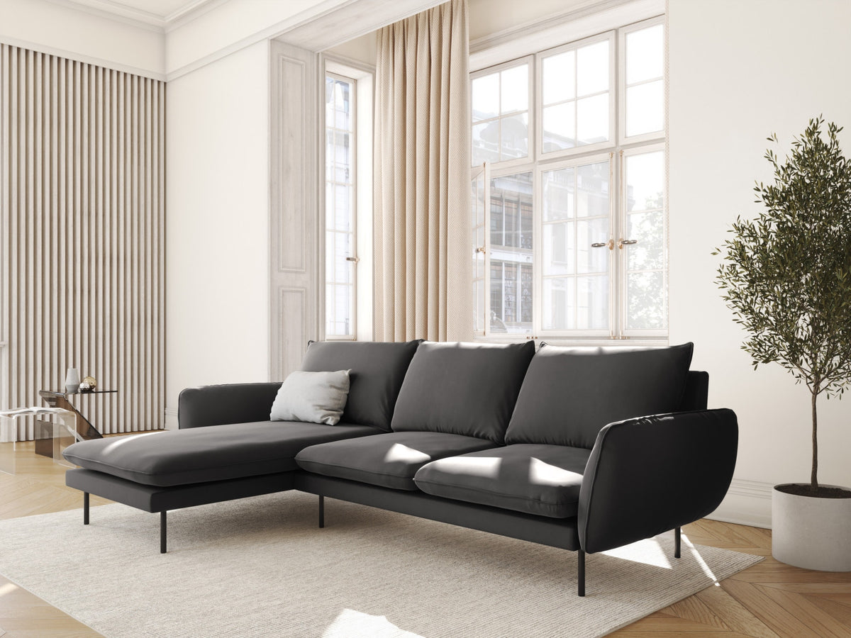 Vienna Velour Ecksofa links 5 Sitzer 170cm in Dark Grey/Schwarz-Bluvel präsentiert im Onlineshop von KAQTU Design AG. Ecksofa links ist von Cosmopolitan Design