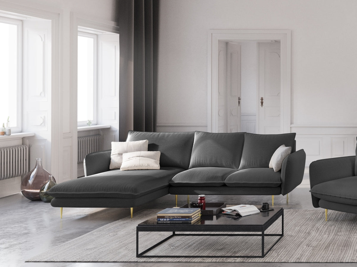 Vienna Ecksofa links 5 Sitzer 170cm in Dark Grey/Gold-Positano präsentiert im Onlineshop von KAQTU Design AG. L-Sofa links ist von Cosmopolitan Design