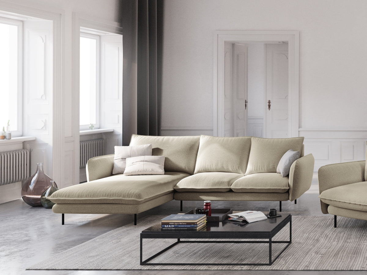 Vienna Ecksofa links 5 Sitzer 170cm in Beige/Schwarz-Positano präsentiert im Onlineshop von KAQTU Design AG. L-Sofa links ist von Cosmopolitan Design