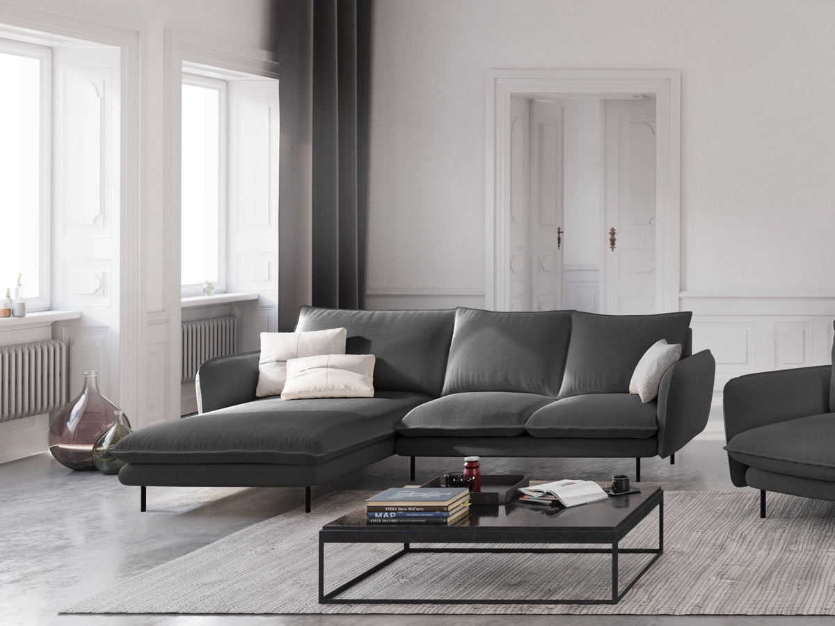 Vienna Ecksofa links 5 Sitzer 170cm in Dark Grey/Schwarz-Positano präsentiert im Onlineshop von KAQTU Design AG. L-Sofa links ist von Cosmopolitan Design