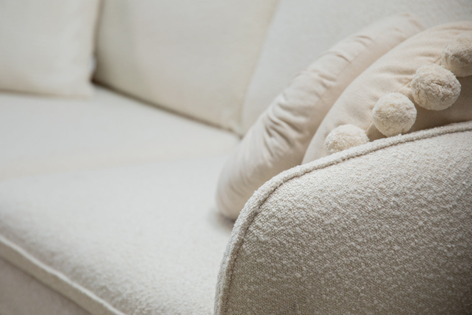 Stylisches L-Sofa "Vienna" für 5 Personen, linksseitig, 170cm, gefertigt aus luxuriösem Boucle-Stoff in sanften Beige-Nuancen.