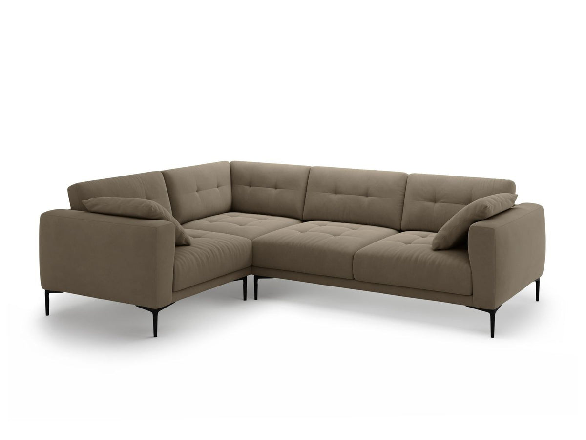 Ecksofa links Lazio in Beige-Salvador mit Samtvelours-Bezug, Massivholzrahmen und schwarzen Metallbeinen, Récamiere und breiter Sitzfläche.
