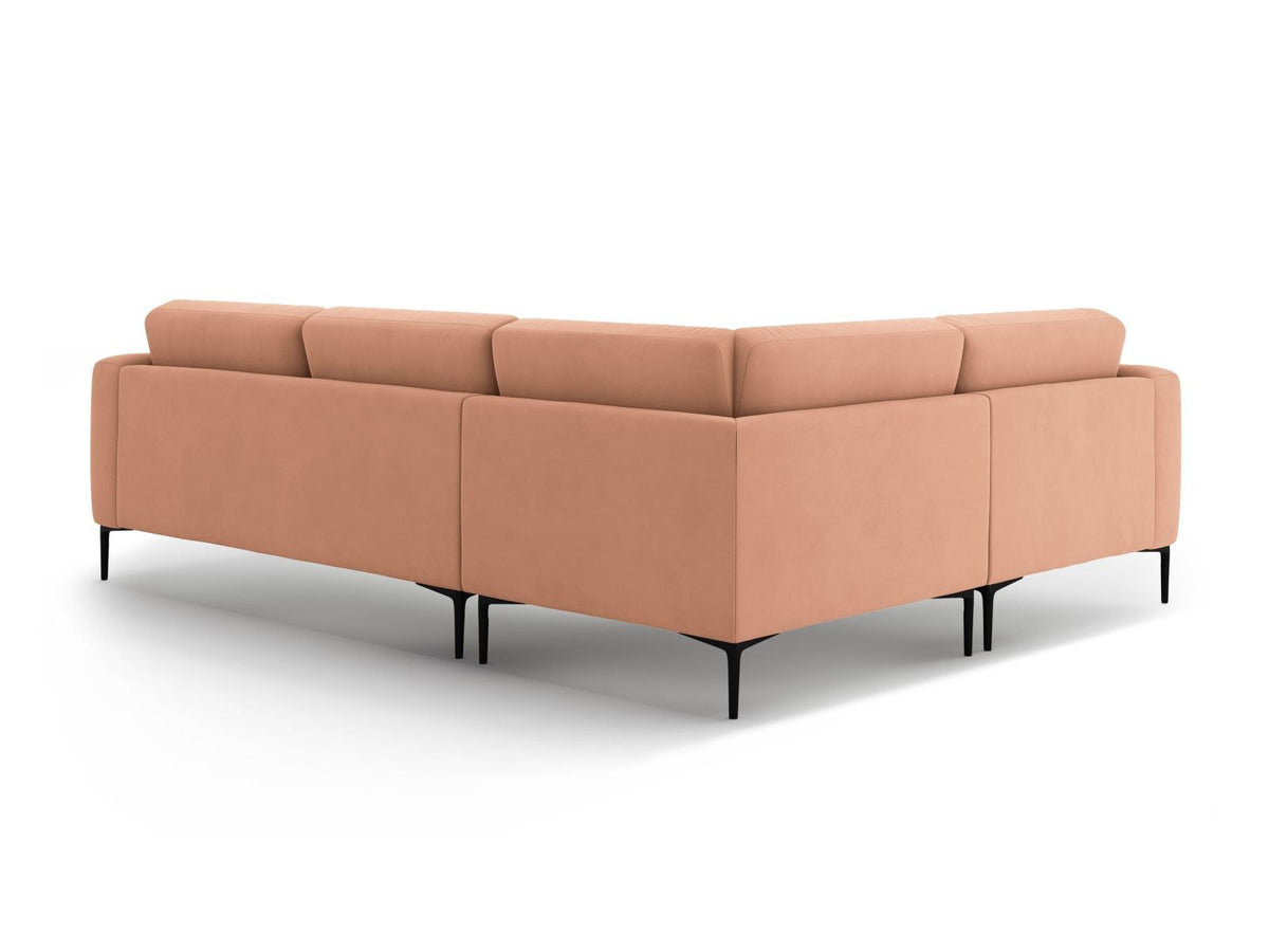 Ecksofa links Lazio in Beige-Salvador mit Samtvelours-Bezug, Massivholzrahmen und schwarzen Metallbeinen, Récamiere und breiter Sitzfläche.