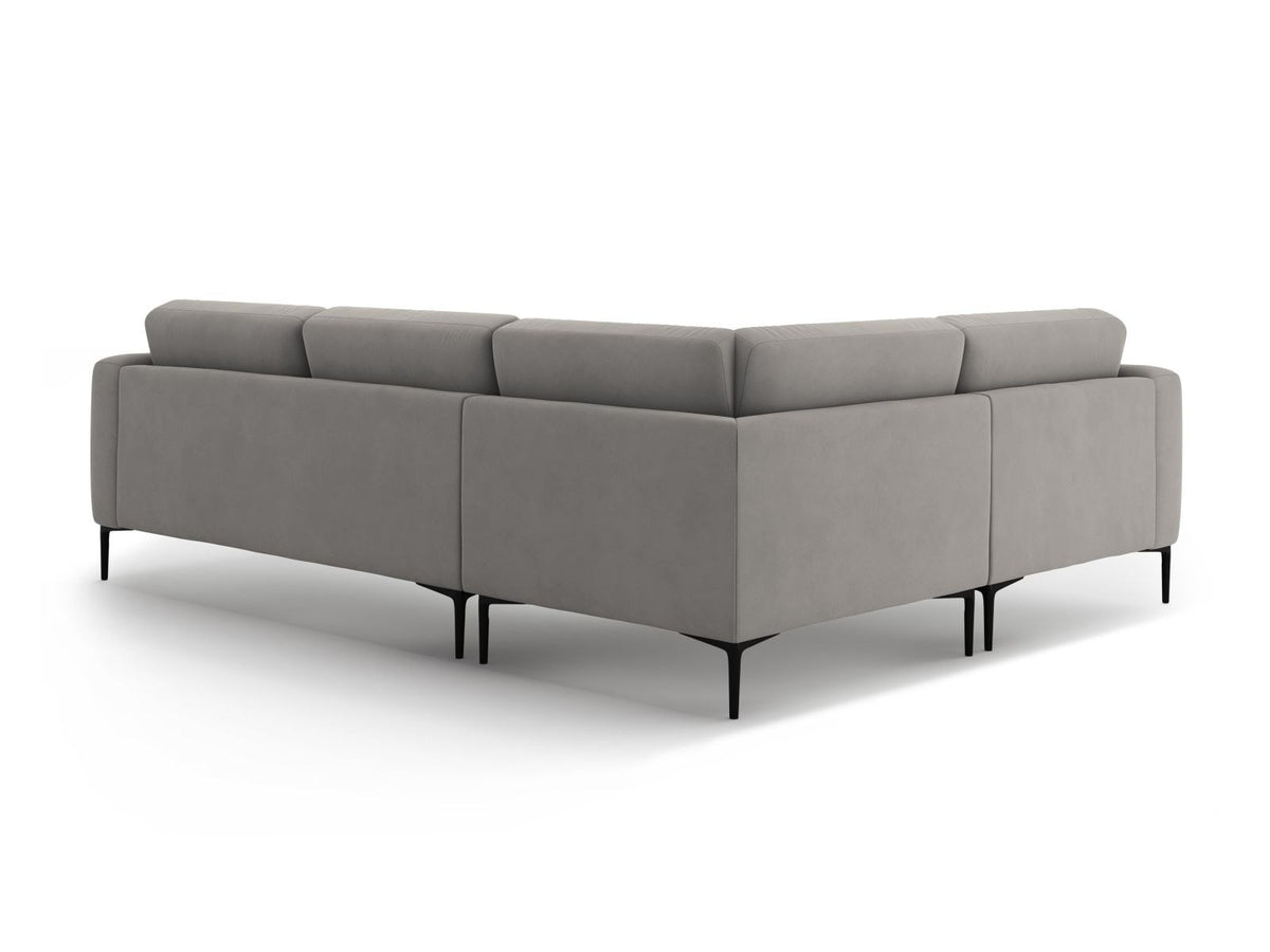 Ecksofa links Lazio in Beige-Salvador mit Samtvelours-Bezug, Massivholzrahmen und schwarzen Metallbeinen, Récamiere und breiter Sitzfläche.
