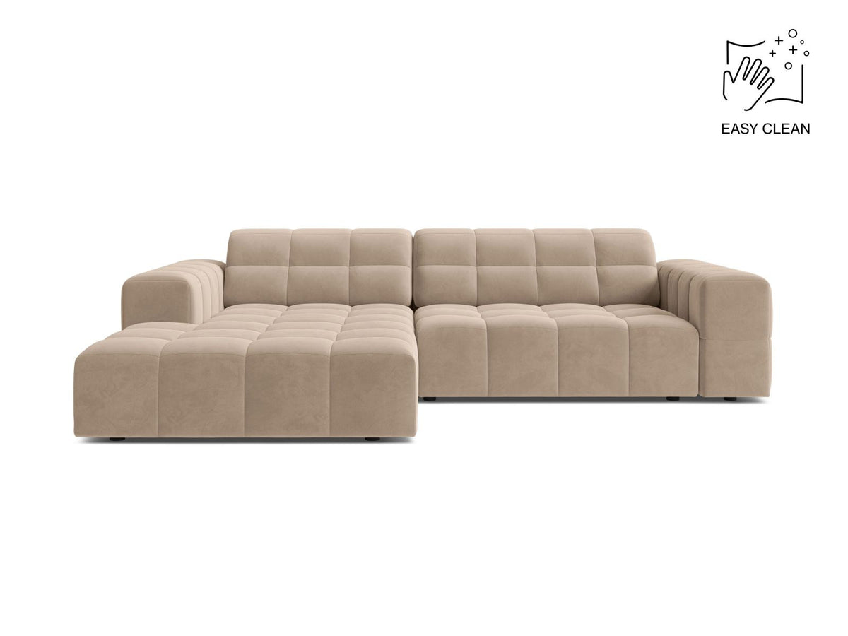 Ecksofa links Chicago in dunkelgrünem Samtstoff mit schwarzen Kunststoffbeinen, Massivholzrahmen und markanter Récamiere-Form.